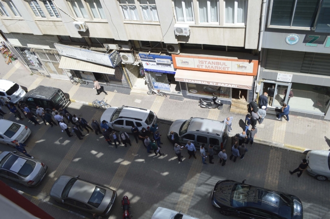 'Tam kapanma' sürecinden muaf olmak için uzun kuyruklar oluşturdular